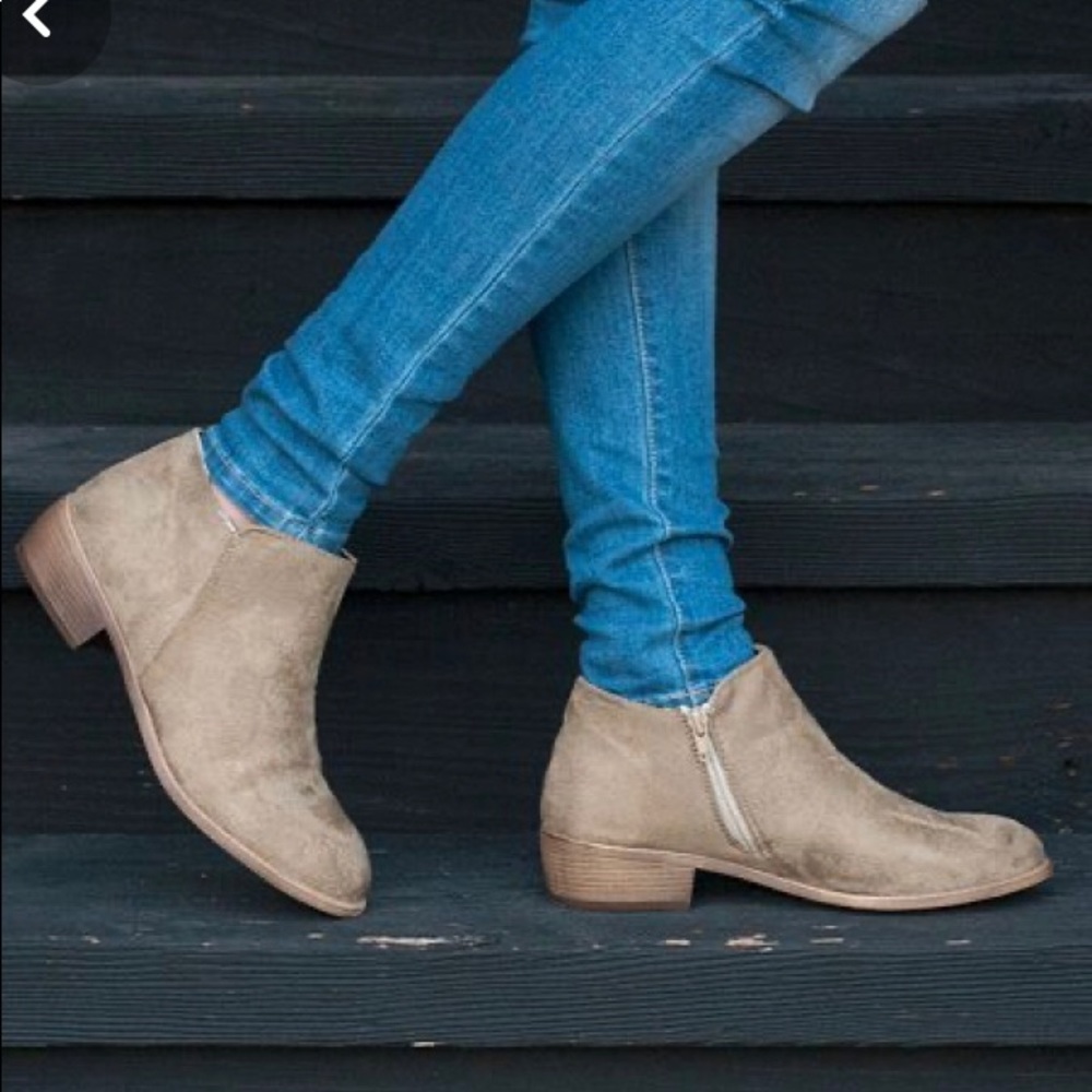 Women’s soft tan  ankle bootie Size 11